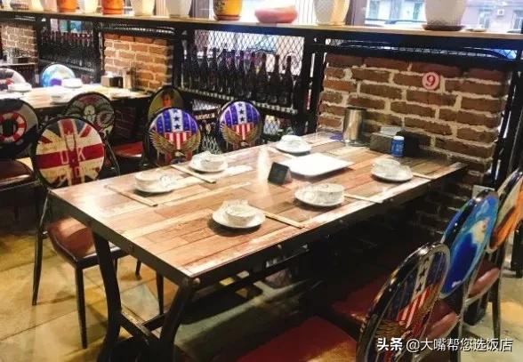 多人烧烤店外用餐遭楼上住户泼液体多人烧烤店外用餐遭楼上住户泼液体，事件分析与应对之道